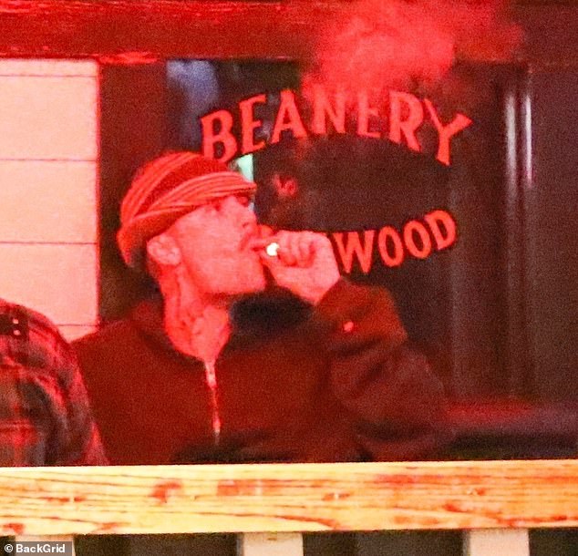 O cantor foi visto em uma noite com Dave Chappelle no Barney's Beanery em West Hollywood no fim de semana