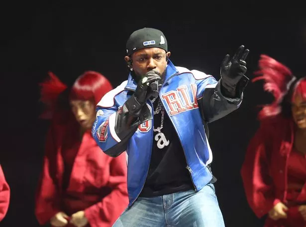 Kendrick Lamar subiu ao palco no show de intervalo do Super Bowl