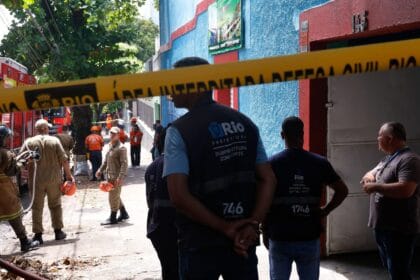 Polícia Civil vistoria fábrica que pegou fogo no Rio de Janeiro