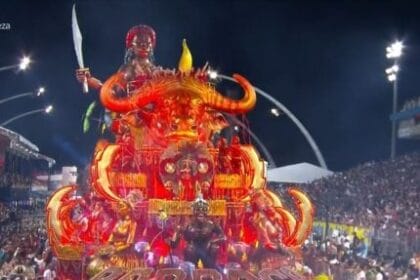 Mesmo com perrengue, Barroca Zona Sul encanta foliões no desfile do Grupo Especial