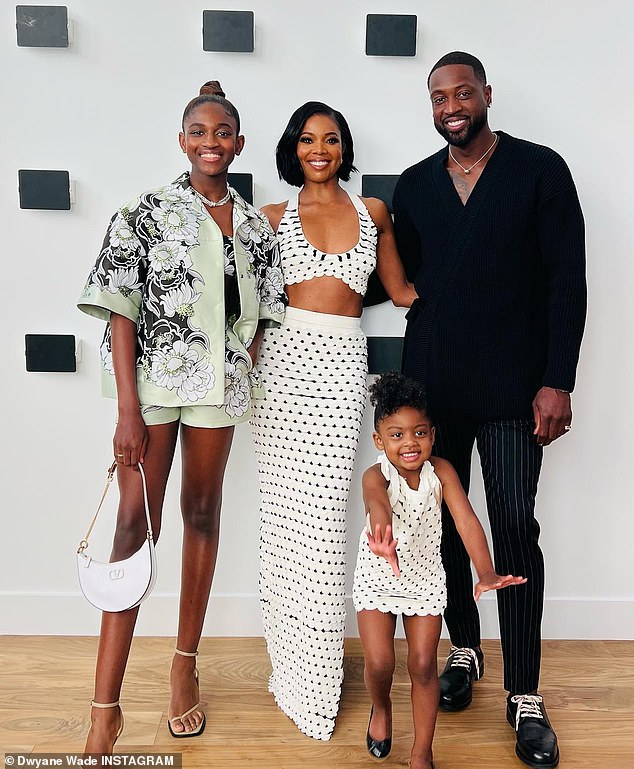 Gabrielle compartilhou que Dwyane não disse inicialmente a toda a família, afirmando: 'ele realmente queria que isso estivesse muito sob o radar'; Visto com a filha Kaavia, seis, e a filha de Wade, Zaya, 17, a quem ele compartilha com a ex-esposa Siovaughn Funches