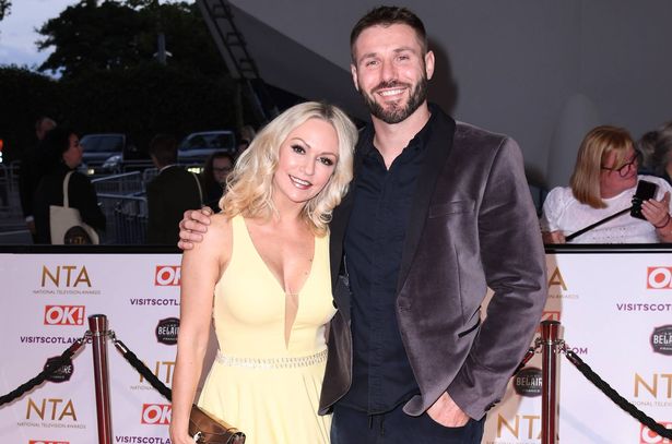 Kristina Rihanoff e Ben Cohen participam do National Television Awards 2021 na O2 Arena em 09 de setembro de 2021