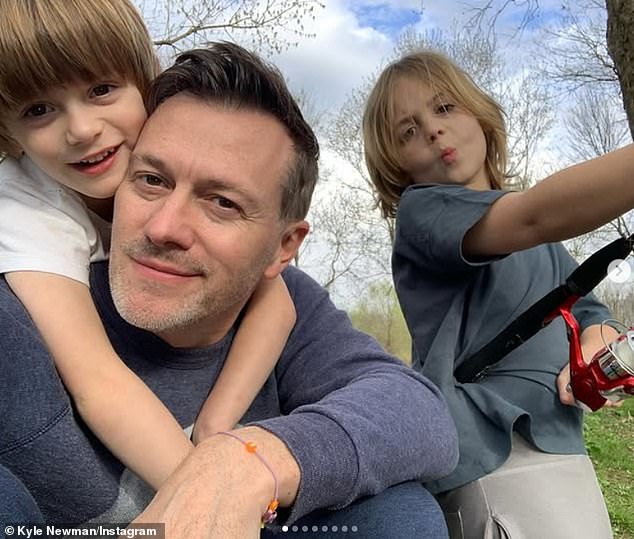 Newman, um diretor de 49 anos, recebeu a custódia física exclusiva de seus filhos James Knight, 11, e Leo Thames, nove, as pessoas relataram depois de revisar os documentos do tribunal na segunda-feira