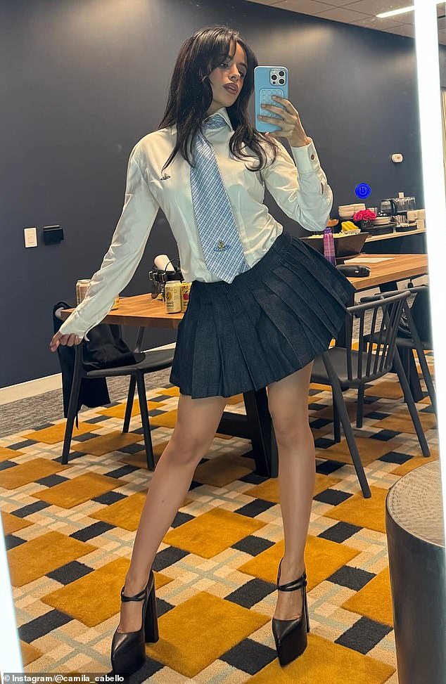 Ela passou a mostrar seu lado mais elegante para seus 64,3 milhões de seguidores no Instagram com uma selfie com uma minissaia preta acanhada e uma camisa de cor creme e uma gravata azul