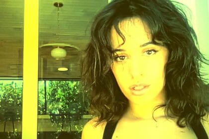 Camila Cabello mostra uma figura tonificada em biquíni em meio a um novo romance com bilionário