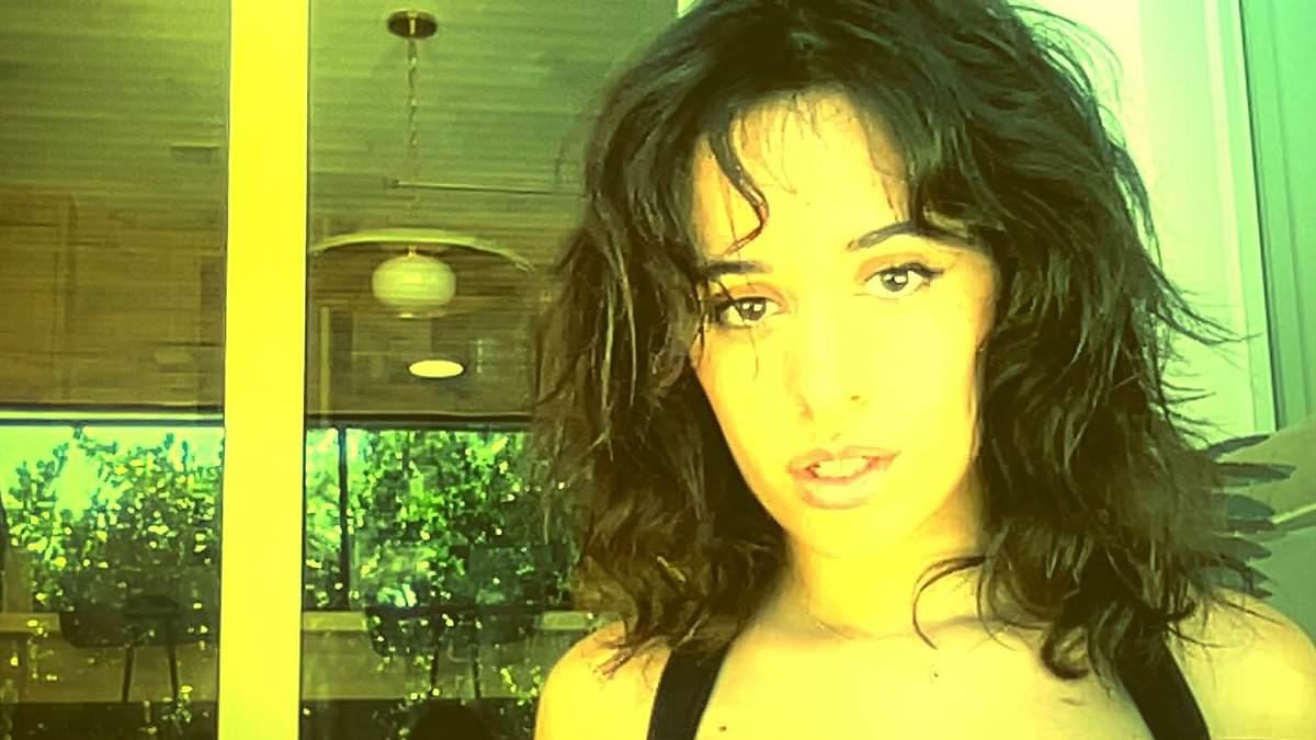 Camila Cabello mostra uma figura tonificada em biquíni em meio a um novo romance com bilionário