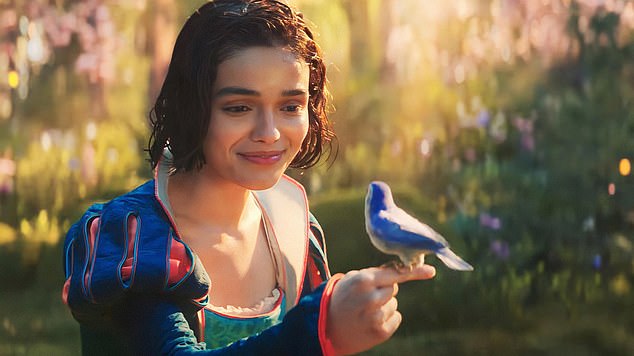 Isso ocorre em meio a alegações de que a Disney provavelmente sofrerá uma perda de US $ 115 milhões do filme; Zegler visto em um imóvel