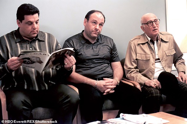 Os sopranos foram ao ar de 1999 a 2007. Da esquerda: Steve Schirripa, James Gandolfini, Dominic Chianese