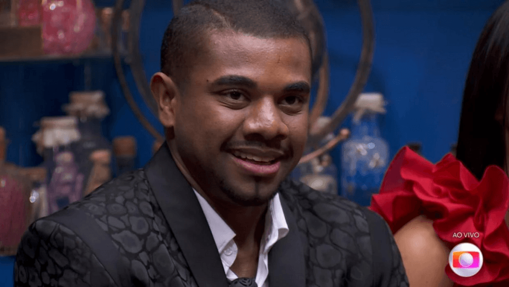 Davi Brito vira réu por violência psicológica após ameaçar ex com arma