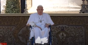 Papa Francisco faz aparição surpresa e cumprimenta fiéis