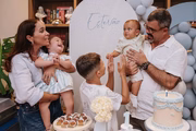 Letícia e Juliano Cazarré posam com os filhos