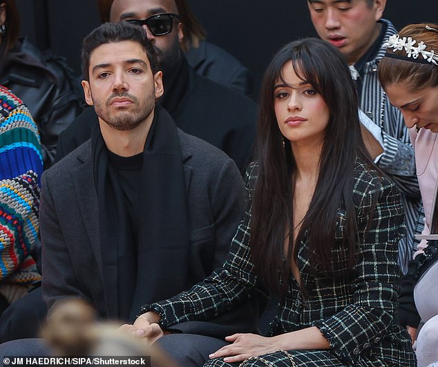 Previsto para sair em turnê neste verão, em apoio ao seu álbum, C, Xoxo (2024), Cabello está ficando vaporizada com o novo namorado Henry Junior Chalhoub, 38; O casal é visto 11 de março