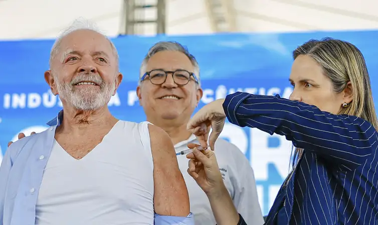 Dando inicio a campanha nacional de Vacinação contra influenza o Ministro de Estado e da Saúde, Alexandre Padilha, e a médica do Presidente Dra. Ana Helena Germoglio realizam a vacina no Presidente da República, Luiz Inácio Lula da Silva e no Vice-Presidente da República, Geraldo Alckmim, durante a visita e cerimônia de inauguração da Fábrica da Novo Nordisk.
Fábrica da Novo Nordisk, Montes Claros - MG.

Foto: Ricardo Stuckert / PR