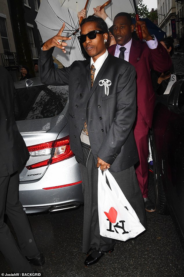 A cantora de 37 anos participou do jantar com seu parceiro A $ AP Rocky (foto) e vários dos outros co-presidentes do Met Gala, incluindo Serena Williams, Pharrell e Colman Domingo