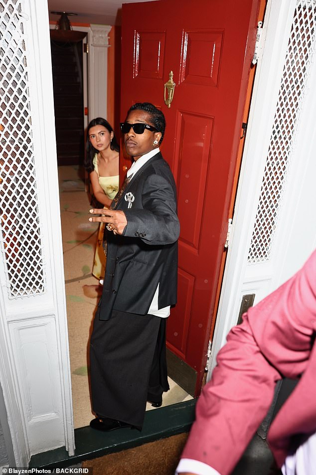 O parceiro de Rihanna, A $ AP Rocky, com quem ela compartilha seus dois filhos, também foi adequado em uma roupa preta de tamanho grande. Apresentava uma enorme calça preta e uma jaqueta de peito dupla com lapelas estranhamente curtas e um número incomumente alto de botões