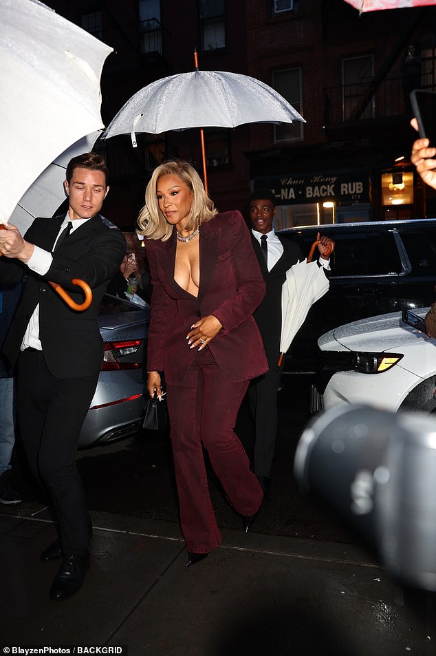 O co-presidente honorário deste ano, LeBron James, não foi capaz de comparecer porque estava ocupado brincando com o La Lakers. No entanto, sua elegante esposa Savannah James jantou com Wintour e os outros co-presidentes em seu lugar