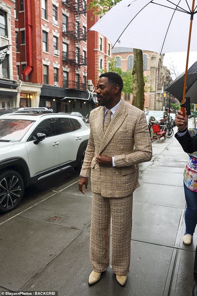 O ator da Euphoria, Colman Domingo, que se estabeleceu como uma presença regular em listas mais bem vestidas, não fez uma exceção no domingo quando chegou em um terno de tweed de tweed bronzeado atraente