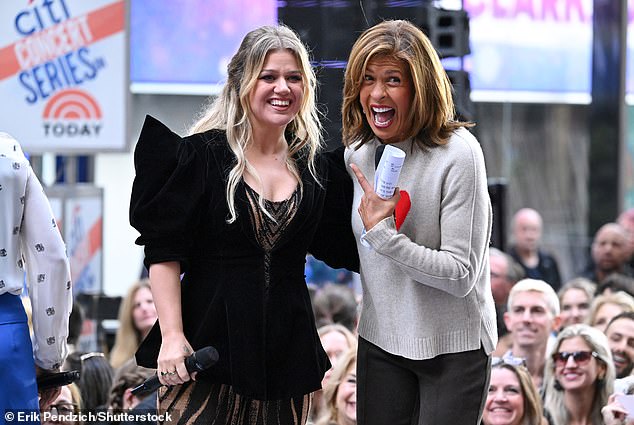Uma fonte disse: 'Há uma longa lista de nomes e Hoda faz parte dessa lista. A NBC nunca quis que Hoda fosse embora. A questão é: Hoda gostaria de fazer isso? (foto juntos em 2023)