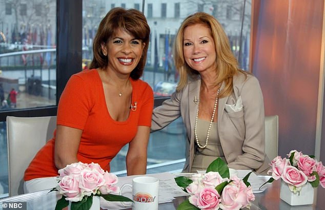 O primeiro ao vivo! Com Regis e Kathie Lee, co-anfitriões lembraram melancolicamente: 'A única coisa que eu tinha em comum com você e com regis-duas pessoas muito, muito diferentes-aguardo todos os dias para estar com vocês dois' (foto em 2008)