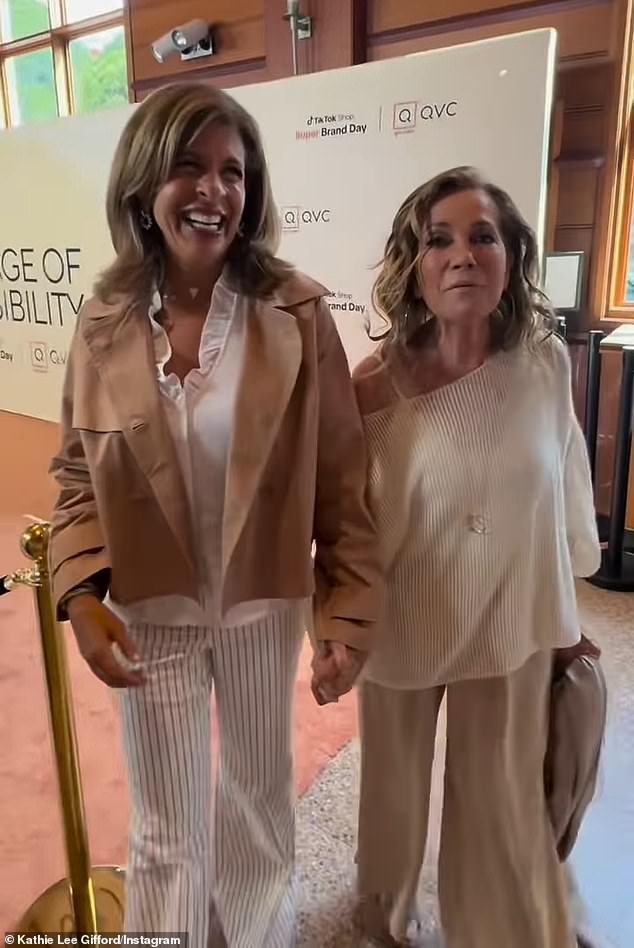 'Vamos ser vivos de riachos!' Kathie Lee (anunciou Kathryn Epstein). 'Transmissão ao vivo', Hoda corrigiu