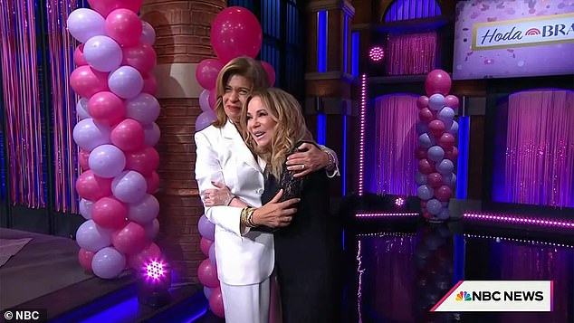 Gifford voltou hoje para aparecer no show de despedida de Hoda, que foi ao ar em 10 de janeiro, depois de 26 anos na NBC após sua própria corrida de 11 anos que terminou em 2019