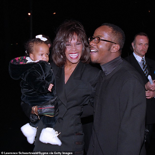 O cantor com o marido Bobby Brown e Bobbi Kristina - David Roberts está em segundo plano