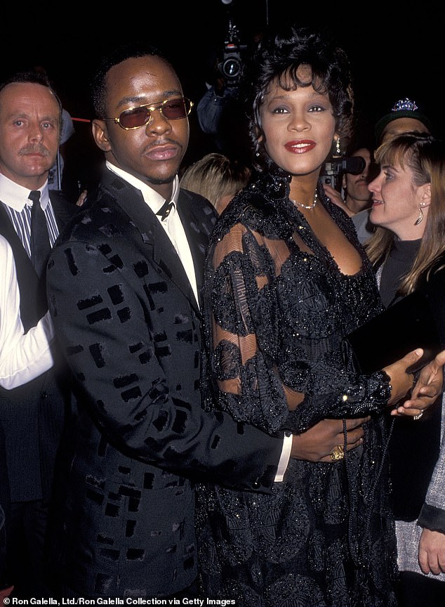 Roberts (à esquerda) vigia Bobby Brown e Whitney Houston na estréia de Bodyguard em 1992
