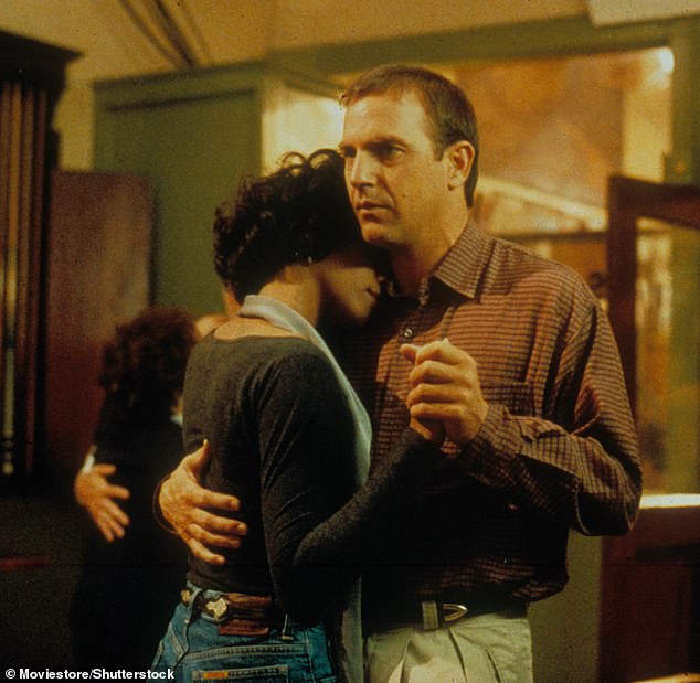 Houston com seu guarda -costas fictício, interpretado por Kevin Costner, no filme de mesmo nome