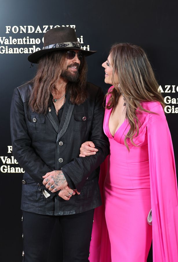Liz Hurley e Billy Ray Cyrus fizeram sua estréia no tapete vermelho no início desta semana, depois de confirmar que estão em um relacionamento. Agora, o casal levou as coisas para o 'próximo nível'