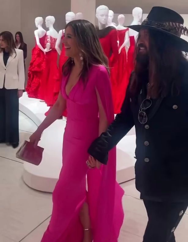 Liz Hurley e Billy Ray Cyrus fizeram sua estréia no tapete vermelho no início desta semana, depois de confirmar que estão em um relacionamento. Agora, o casal levou as coisas para o 'próximo nível'