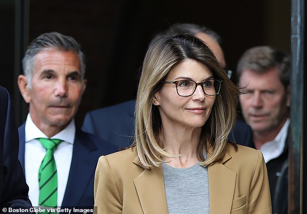 A atriz Lori Loughlin e seu marido Mossimo Giuannli também foram presos e passados na prisão