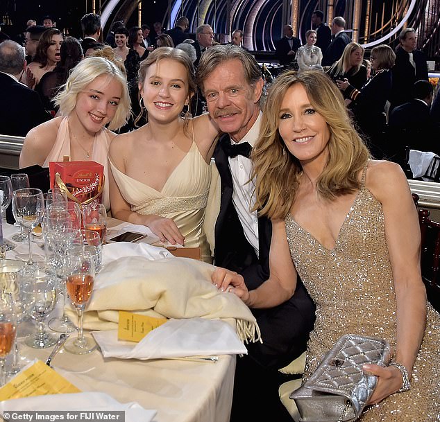 Felicity com as filhas Georgia (extrema esquerda) e Sophia (segundo da esquerda) e o marido William H. Macy no Globo de Ouro de 2019