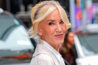 O que Felicity Huffman fez em seu rosto? Star Star mostra um novo visual fresco 6 anos após o escândalo de blues do time do colégio