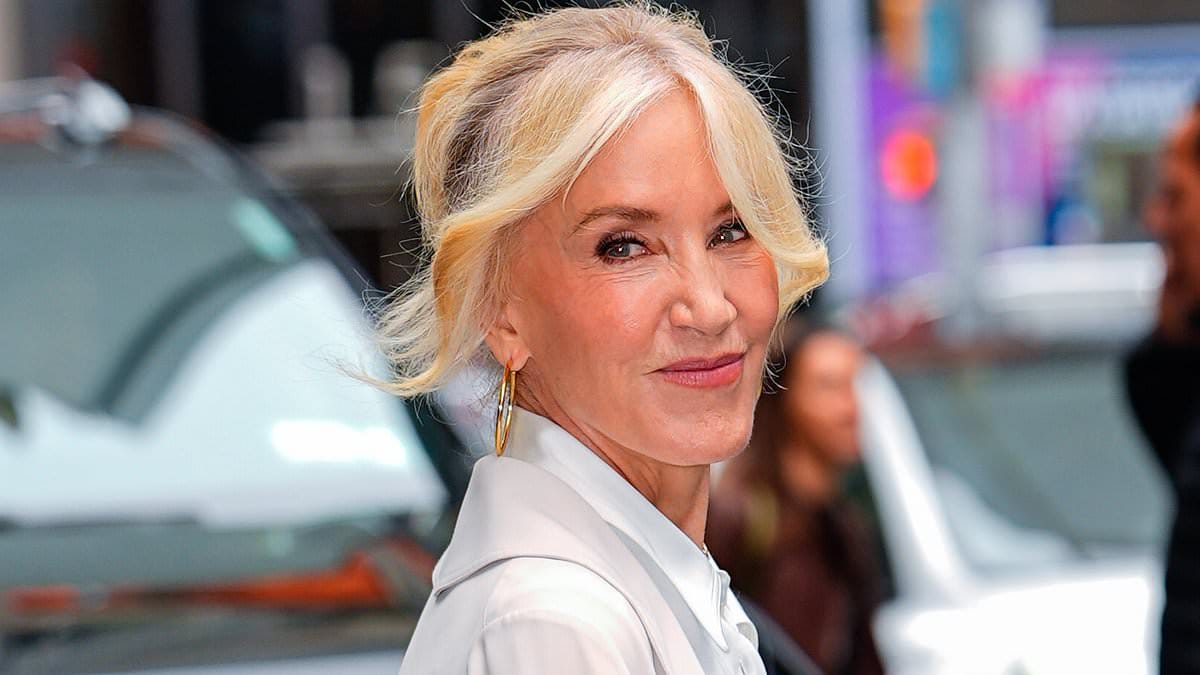 O que Felicity Huffman fez em seu rosto? Star Star mostra um novo visual fresco 6 anos após o escândalo de blues do time do colégio