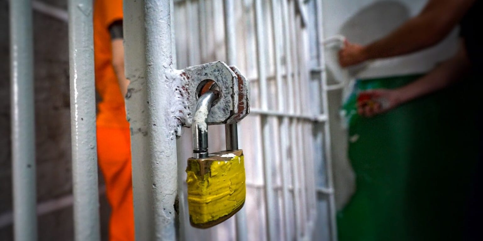 Detentos têm dificuldade de acesso à educação dentro dos presídios