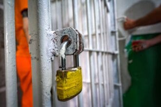 Detentos têm dificuldade de acesso à educação dentro dos presídios