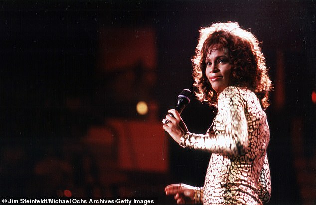 Whitney Houston se apresentando em Minneapolis em julho de 1994