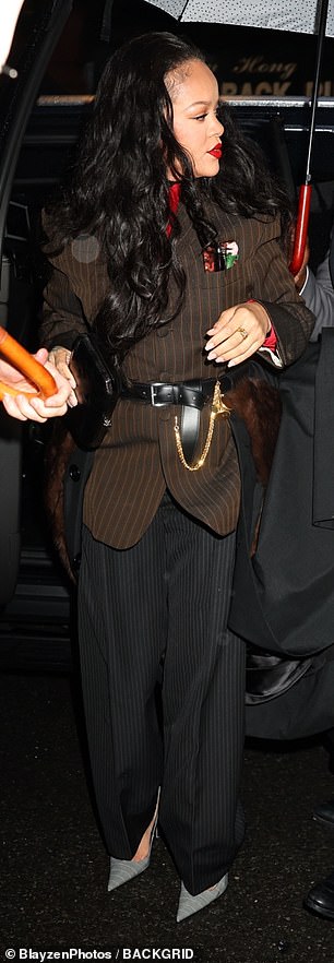 Rihanna mostrou uma cintura apertada com seu cinto de couro preto