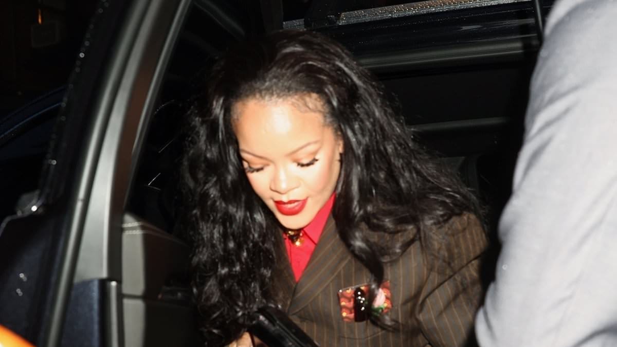 Rihanna mostra a cintura recém-apertada enquanto lidera as estrelas no jantar de gala pré-Met na casa de Anna Wintour