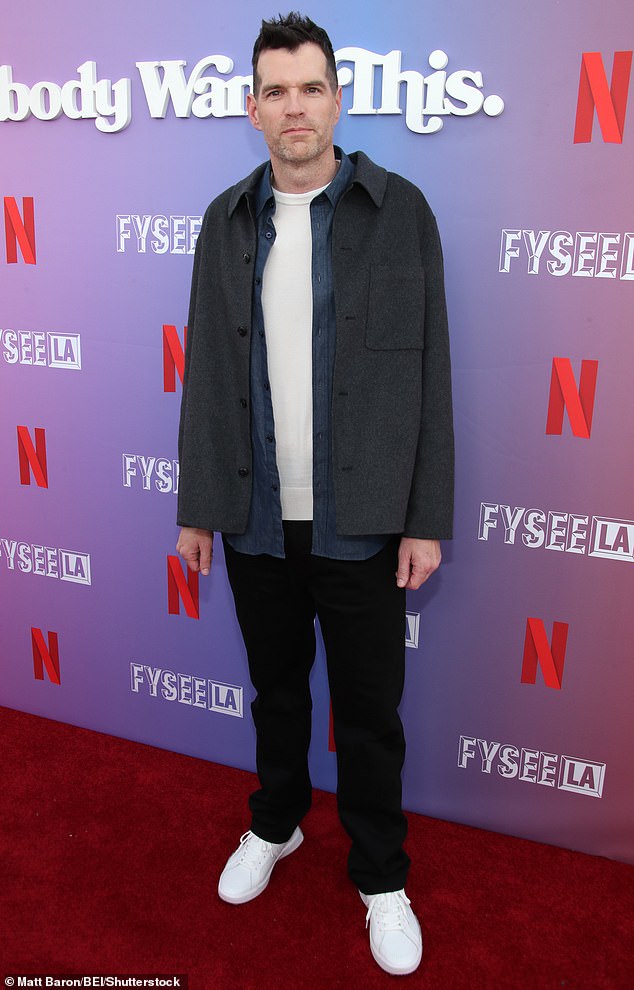 Timothy Simons também estava presente no evento, parecendo elegante em um conjunto casual e elegante. Ele combinou uma camiseta clássica e branca com um botão azul jeans e uma jaqueta cinza e de lã. Ele completou sua roupa com jeans pretos e tênis nítidos e brancos