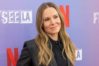 Kristen Bell fica envergonhada enquanto tenta evitar exibir uma audiência ao usar uma saia muito curta