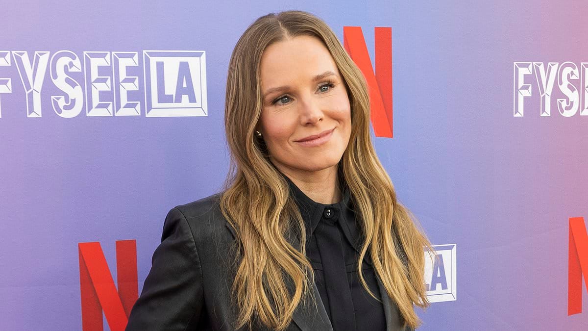 Kristen Bell fica envergonhada enquanto tenta evitar exibir uma audiência ao usar uma saia muito curta