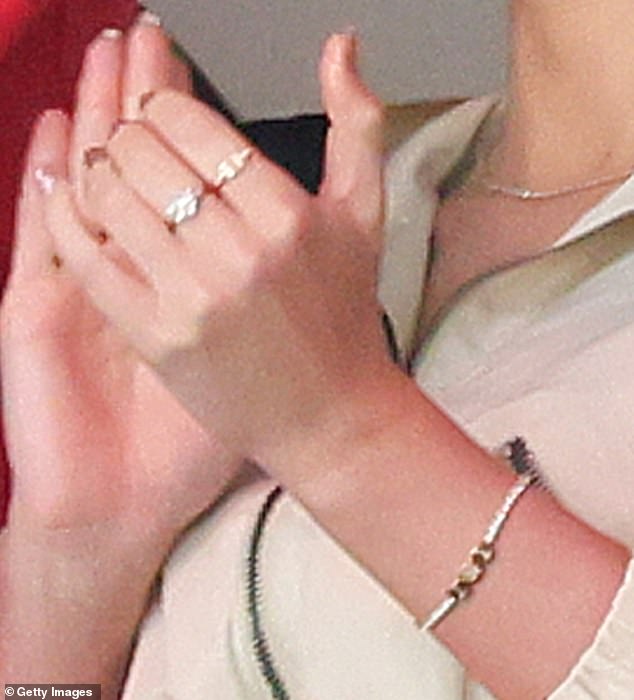Kelce surpreendeu Swift com a pulseira de tênis, bem como uma versão correspondente para si, no início de 2024.
