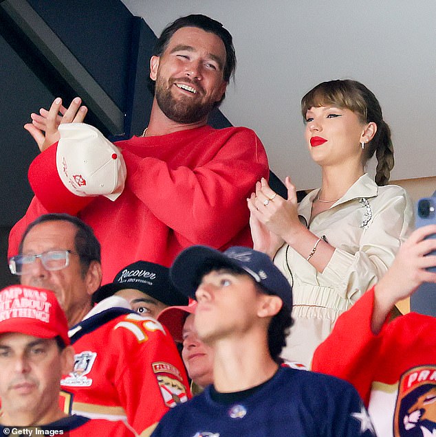 Enquanto Swift não estava piscando um anel de casamento, a 13 vezes vencedora do Grammy deu aceno ao seu amor pelo pedaço da NFL em detalhes ocultos em sua roupa de quase US $ 16.000