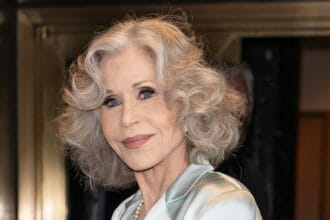 Jane Fonda revela que se sente "mais jovem e saudável" aos 87 anos do que na casa dos 20 anos e se recusa a aceitar papéis de atuação como a "avó esquisita"