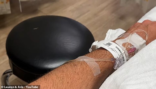 Uma imagem destaca o IV no braço da estrela da realidade no HPospital