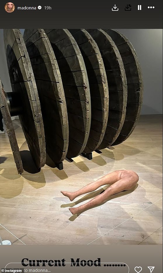 O sete vezes vencedor do Grammy também compartilhou a foto de uma boneca que aparentemente havia sido cortada ao meio, escrevendo, 'humor atual', na parte inferior da imagem