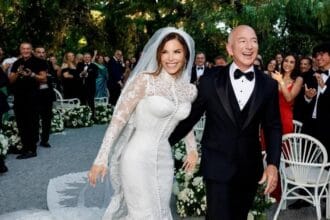 Jeff Bezos, fundador da Amazon, e Lauren Sánchez trocam alianças em Veneza