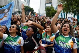 Evangélicos crescem e representam mais de um quarto da população