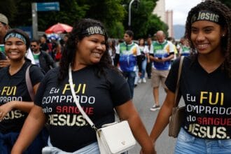 Jovens e mulheres puxam aumento de evangélicos no país, revela IBGE